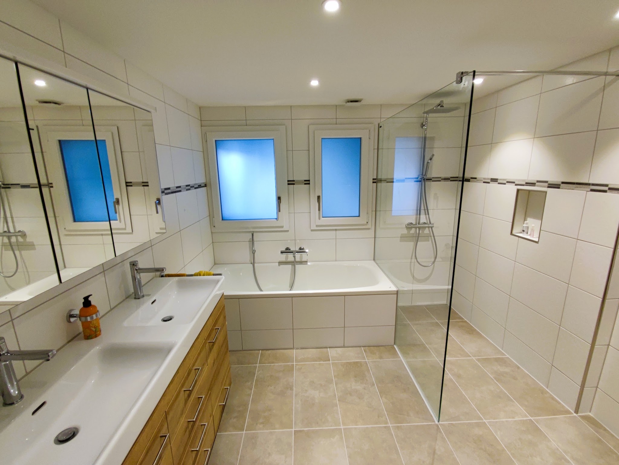 Begehbare Dusche mit Glaswand