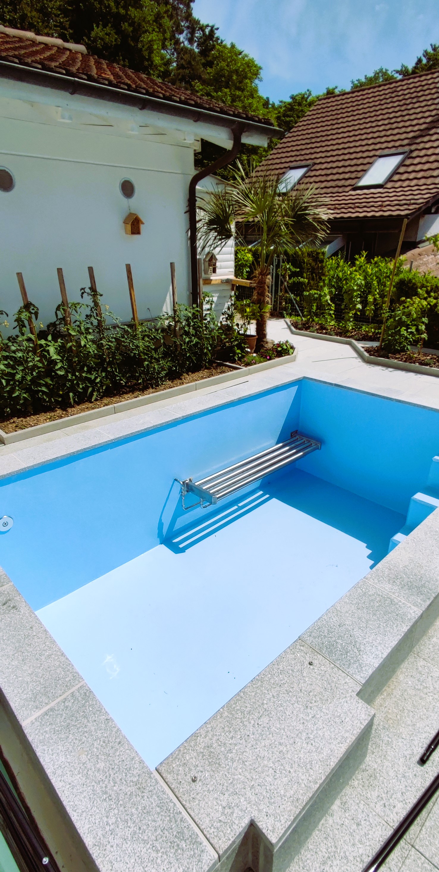 Frisch ausgekleidetes Schwimmbad