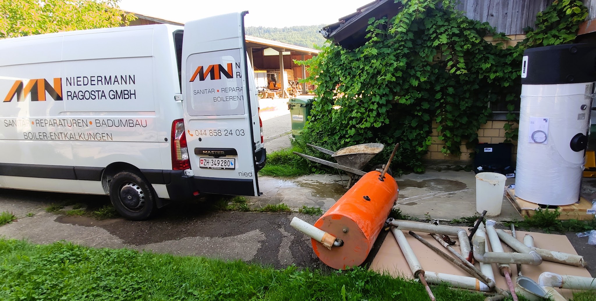 Firmenfahrzeug von Niedermann Ragosta GmbH im Einsatz
